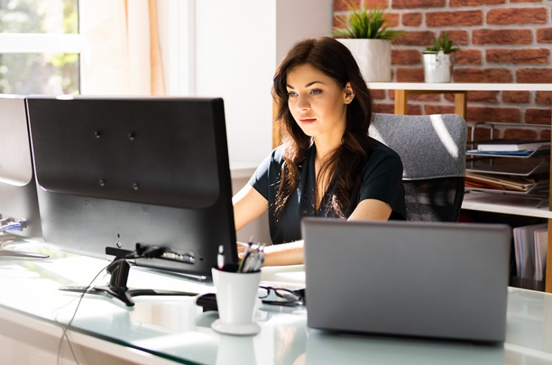 Modalidade de trabalho remoto deve constar do contrato de trabalho, segundo a lei. Entre os vetos, fica proibida a restituição do saldo do vale-alimentação que não tenha sido usado em 60 dias - PantherMedia / Andriy Popov