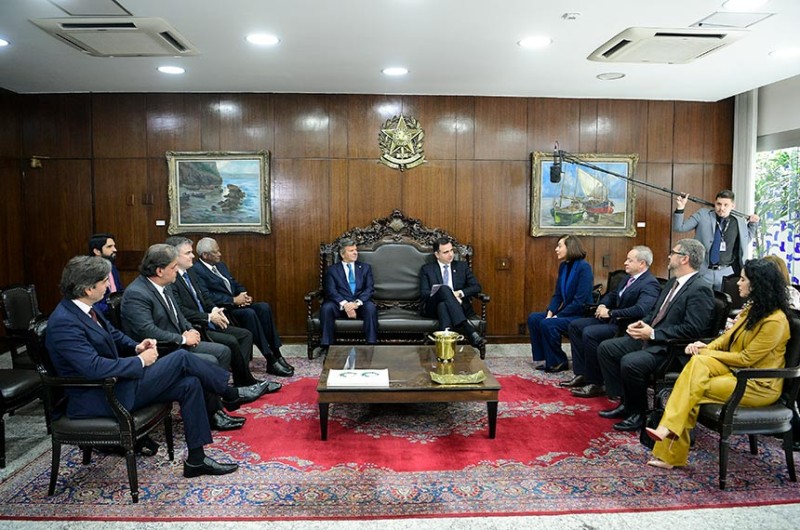 Os presidentes do Senado, Rodrigo Pacheco, e do STF, Luiz Fux, receberam o relatório da comissão de juristas encarregados de atualizar processos administrativos e tributários; texto contém 10 anteprojetos