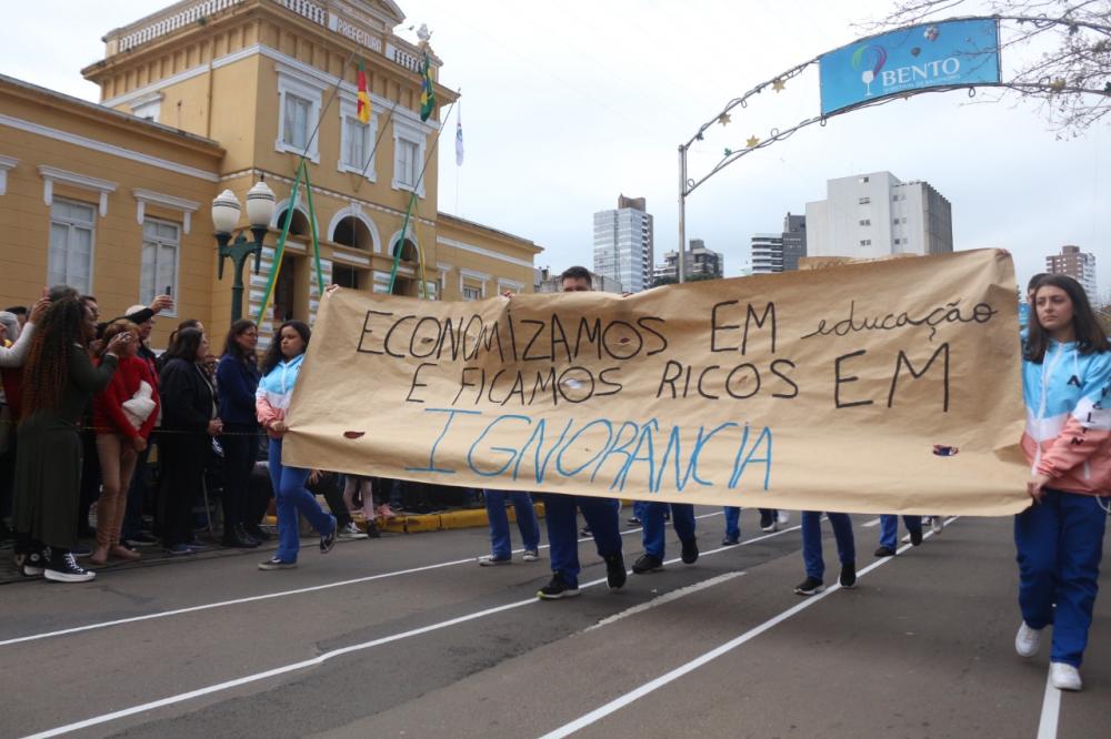 Registro de um dos cartazes carregado pelos alunos da escola Alfredo Aveline. Crédito: Kévin Sganzerla/NB Notícias