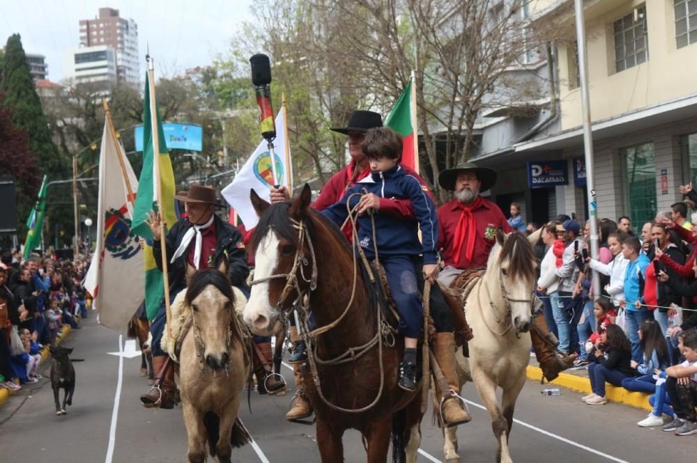 A centelha foi conduzida pelos cavalarianos, após o desfile dos CTGs. Crédito: Kévin Sganzerla/NB Notícias