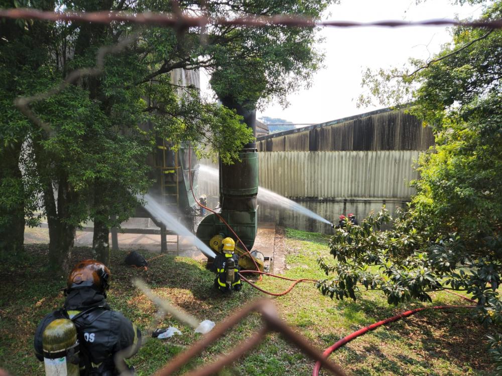 Para combater as chamas, foi necessário o uso de dois caminhões do Corpo de Bombeiros. Crédito: NB Notícias