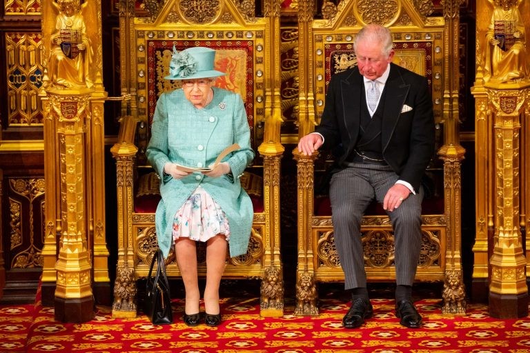 Rainha Elizabeth II e seu sucessor, príncipe Charles - (Foto: Roger Harris/Fotos Públicas)