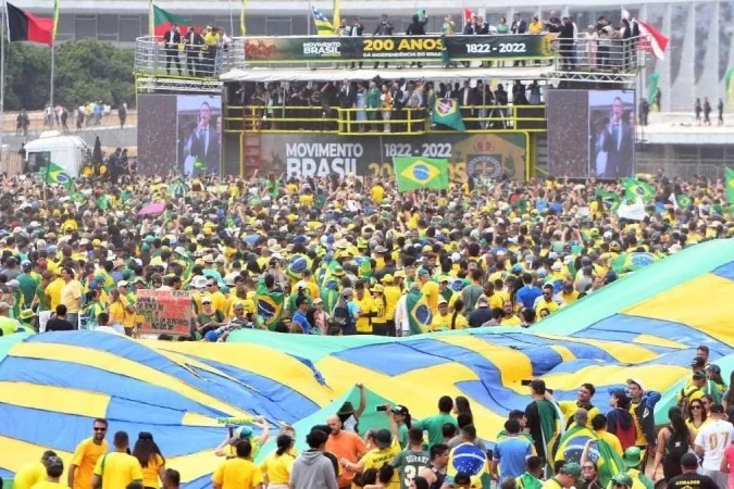 Multidão tomou conta das ruas em todo o país no feriado nacional