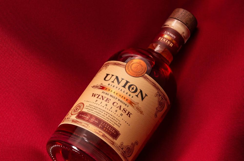 Pure Malt Whisky Wine Cask Finish tem notas vínicas, com passagem em barris de carvalho americano ex-bourbon e finalização em barris ex-vinho tinto. Crédito: Dom Agência de Estratégias