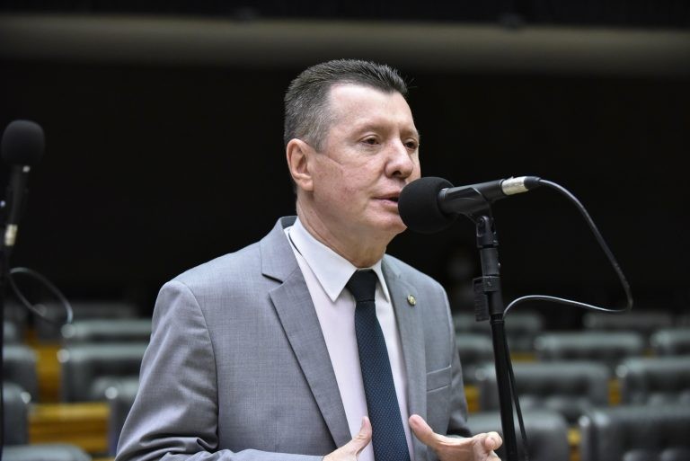 José Nelto: medida vai evitar a morte de animais por ingestão do material descartado - (Foto: Zeca Ribeiro/Câmara dos Deputados)