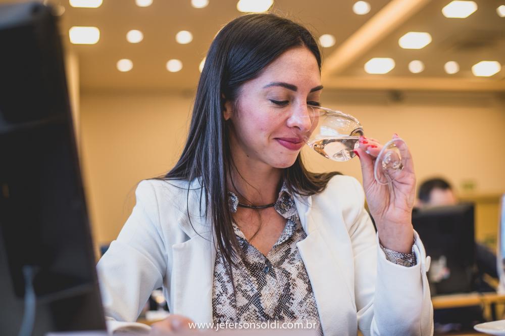  Os 90 enólogos farão a seleção em 10 grupos durante oito turnos até a sexta-feira, 16 - Foto: Jeferson Soldi/Divulgação