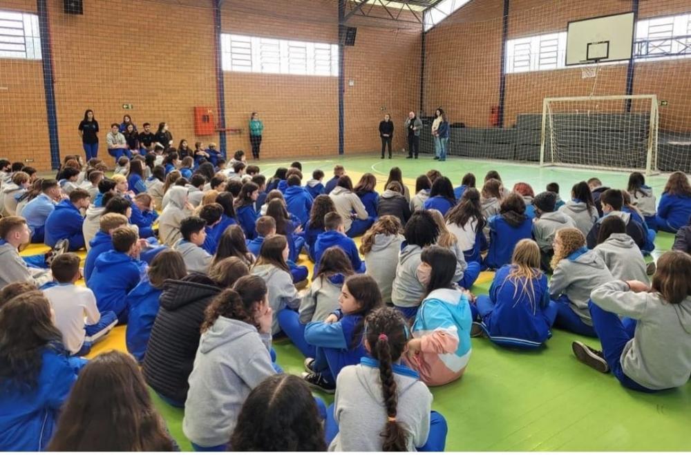 A Secretária Municipal de Educação, Adriana Zorzi, ouviu as opiniões dos alunos sobre o fechamento do ensino médio na reunião realizada na última segunda-feira, 12. Crédito: Redes sociais/EMEF Alfredo Aveline