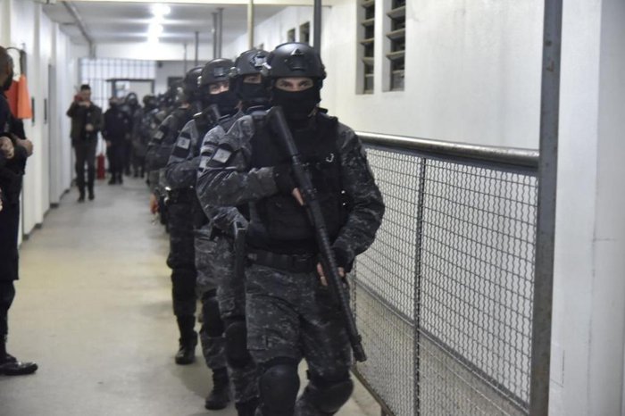 Policiais fizeram a operação de transferência na manhã desta quinta-feira, 15 - Rodrigo Ziebell / Palácio Piratini