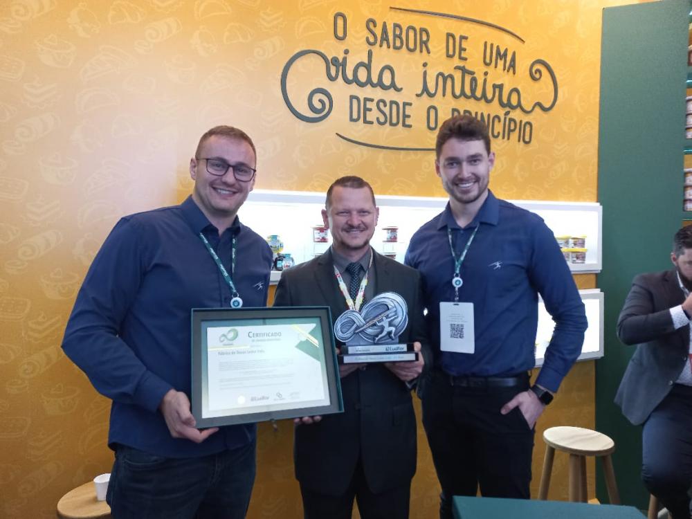 À esquerda, Douglas Ludwig (Diretor executivo da Ludfor), à direita, Julio César Assmann (Front Comercial Ludfor), e Alexandre Ledur (Presidente da Bom Princípio) - Foto: 