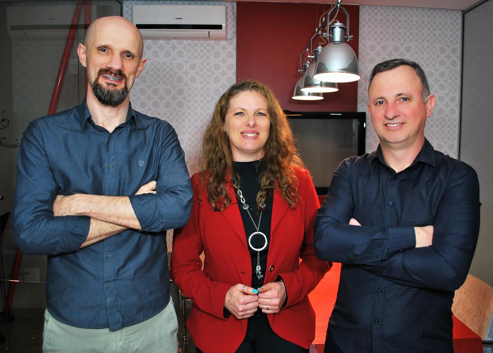 Aliandro Consoli, Luciana Consoli e Cristiano Scussel são os sócios da Alvo Global - Foto: Divulgação