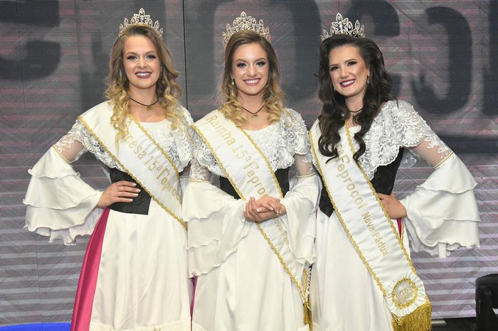 Rainha Érika Bernardi, de 18 anos, e princesas Aline Marin, de 26 anos, e Milena Chiarani, de 24 anos - Foto: Luizinho Bebber / Divulgação