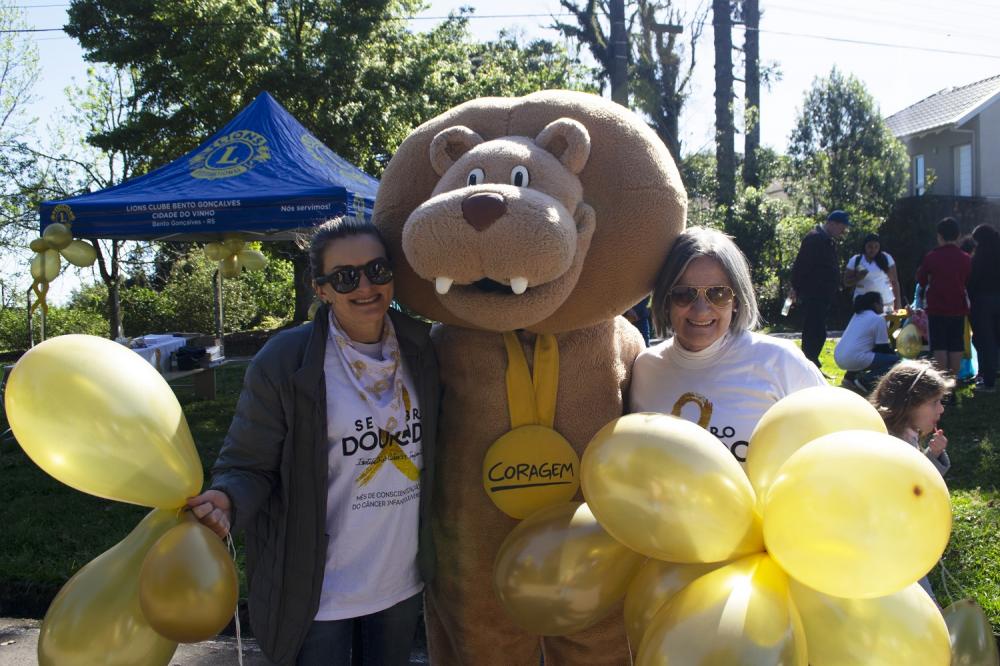 Voluntárias Renata Sandrin e Susana Lodetti com o leãozinho Coragem - Fotos: Caroline Todeschini 