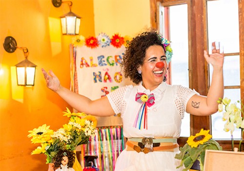 Brigite chega aos palcos para contar e reviver sua aventura (Crédito: Fernanda Dias / Divulgação)