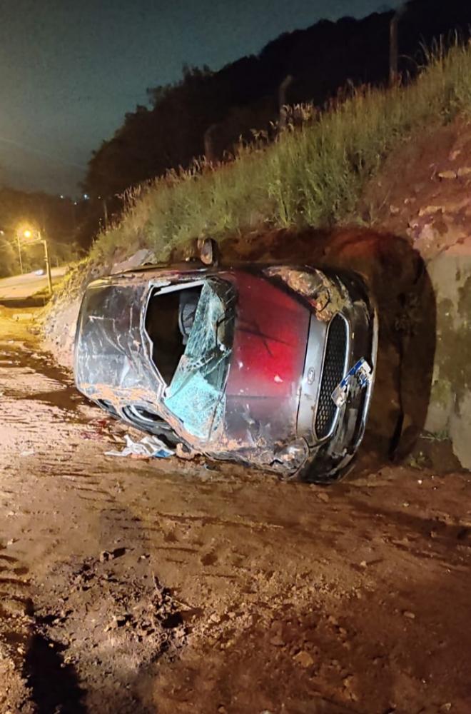 O veículo foi encontrado capotado e com o motor ligado. Crédito: 3° BPAT