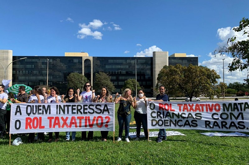 Familiares de pessoas com autismo e doenças raras em protesto em Brasília, em abril, pedindo fim do rol taxativo - Andréa Werner/Lagarta Vira Pupa