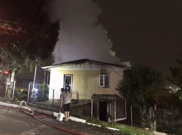 Ninguém ficou ferido e ainda estão sendo investigadas as causas do sinistro. Crédito: Altamir Oliveira / Rádio Estação FM