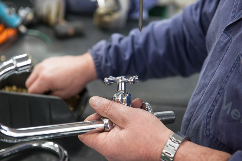 Entre os campeões de venda no período estão as torneiras flexíveis com bica de sílica gel para cozinha e lavanderia - Foto: Guilherme Jordani