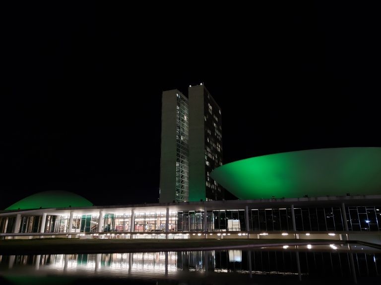 Cúpulas do Senado e da Câmara dos Deputados iluminadas de verde - (Foto: Pierre Triboli/Câmara dos Deputados)