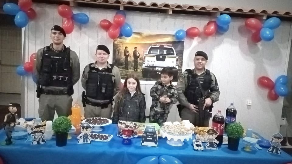 Menino de 4 anos ganha festa surpresa com a presença de policiais da BM