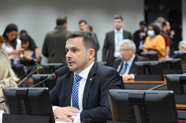Capitão Alberto Neto: proposta visa mitigar a inércia governamental em assegurar melhores condições para essas famílias - (Foto: Billy Boss/Câmara dos Deputados)