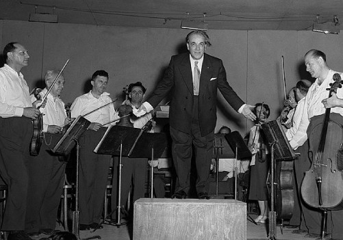 Villa-Lobos em apresentação com banda (Crédito: Wikimedia)
