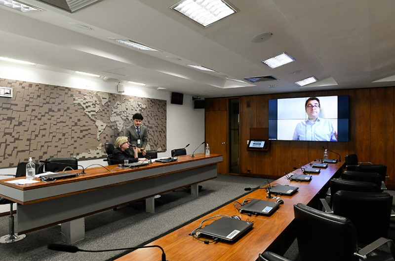 A presidente da CRE, Margareth Buzetti, e Carlos Portinho (no telão), relator do projeto que aprova o acordo - Roque de Sá/Agência Senado