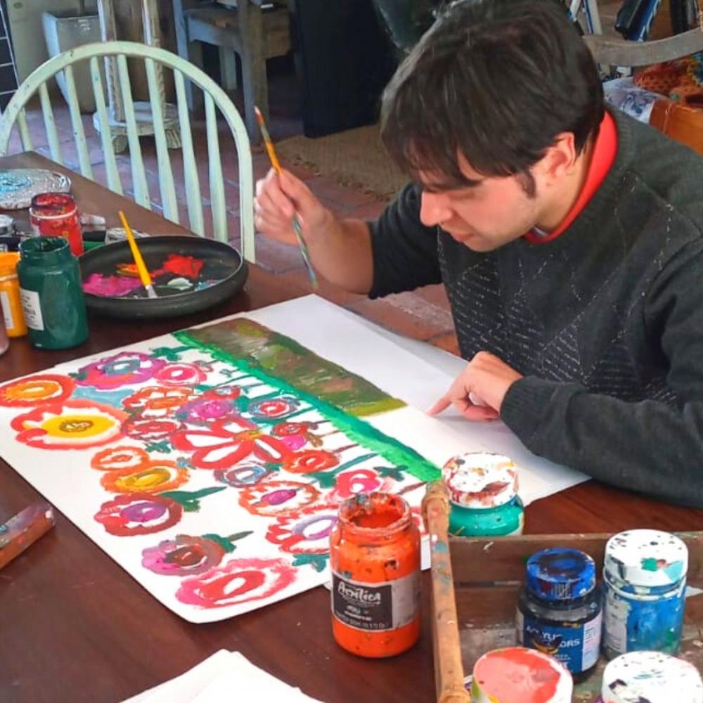 O artista César Passarin, de 35 anos, é autista e começou a pintar em 2007. Crédito: Divulgação/ Acervo Cave do Sol 