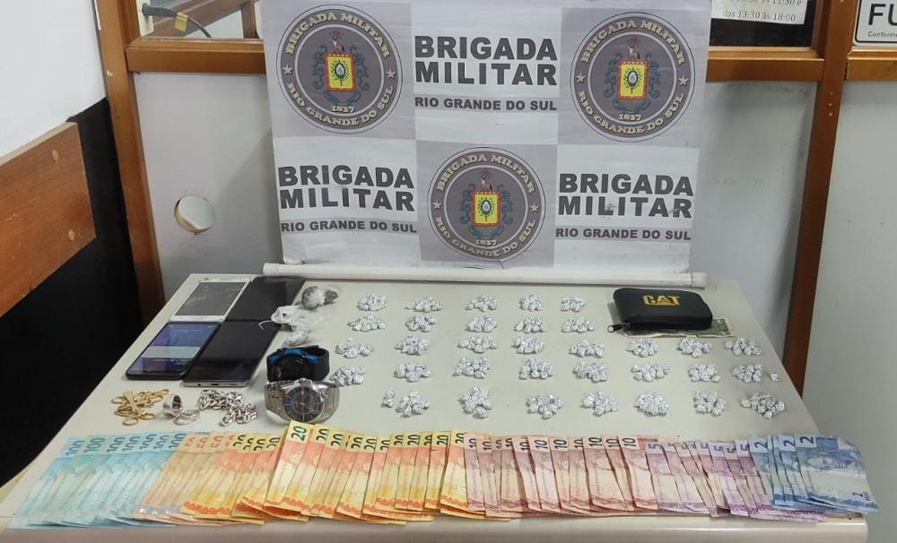 Drogas, dinheiro e celulares foram apreendidos pelos agentes de segurança - Foto: Brigada Militar