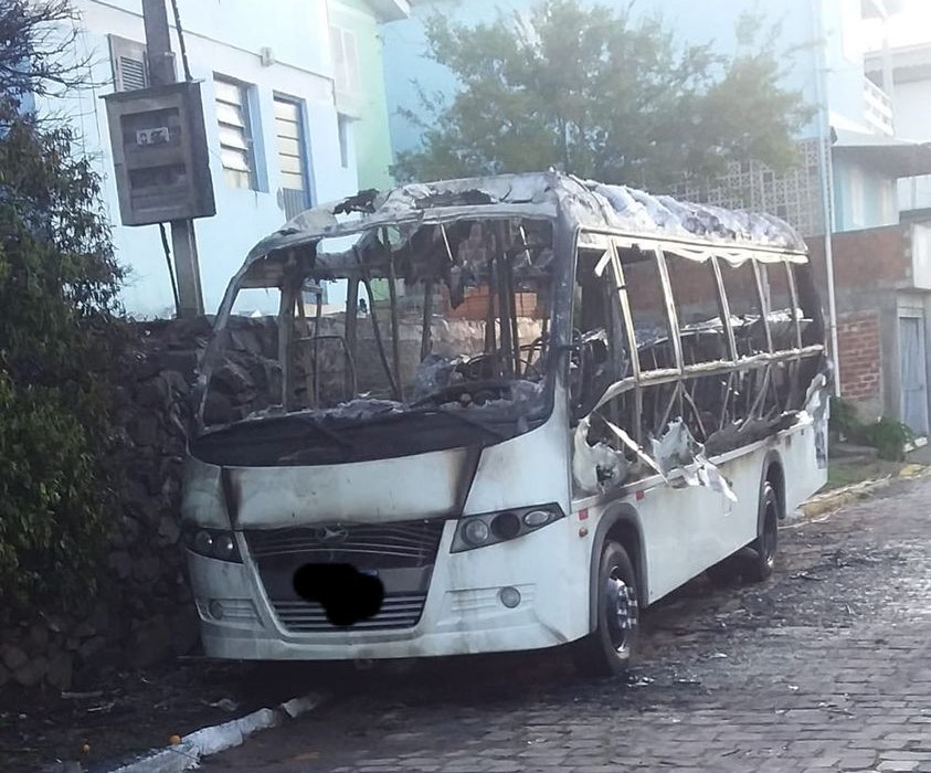 Veículo foi completamente consumido pelas chamas - Foto: Divulgação