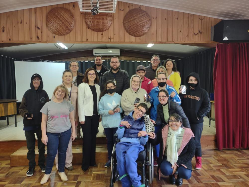 Participaram da ação a promotora de Justiça Carmem Lucia Garcia, o coordenador da 16ª CRE, Alexandre Misturini, educadores e direção do Colégio Estadual Dona Isabel. Crédito: Divulgação/MPRS