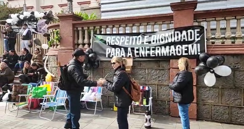 Devido a suspensão do piso anteriormente, foram realizadas diversas manifestações dos profissionais, inclusive em Bento Gonçalves. Crédito: Reprodução/NB Notícias