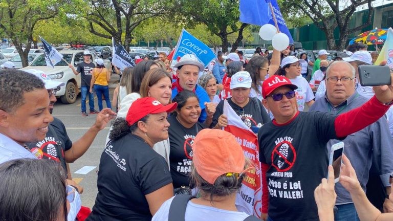 Zanotto encontra profissionais da enfermagem em frente à Câmara - (Foto: Cid Queiroz / Câmara dos Deputados)