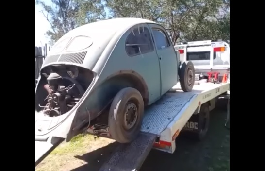 Estimativas apontam que um Fusca Split Window e uma F100, tais quais os apreendidos, podem chegar a valer juntos mais de R$ 750 mil - Foto: PRF/Divulgação