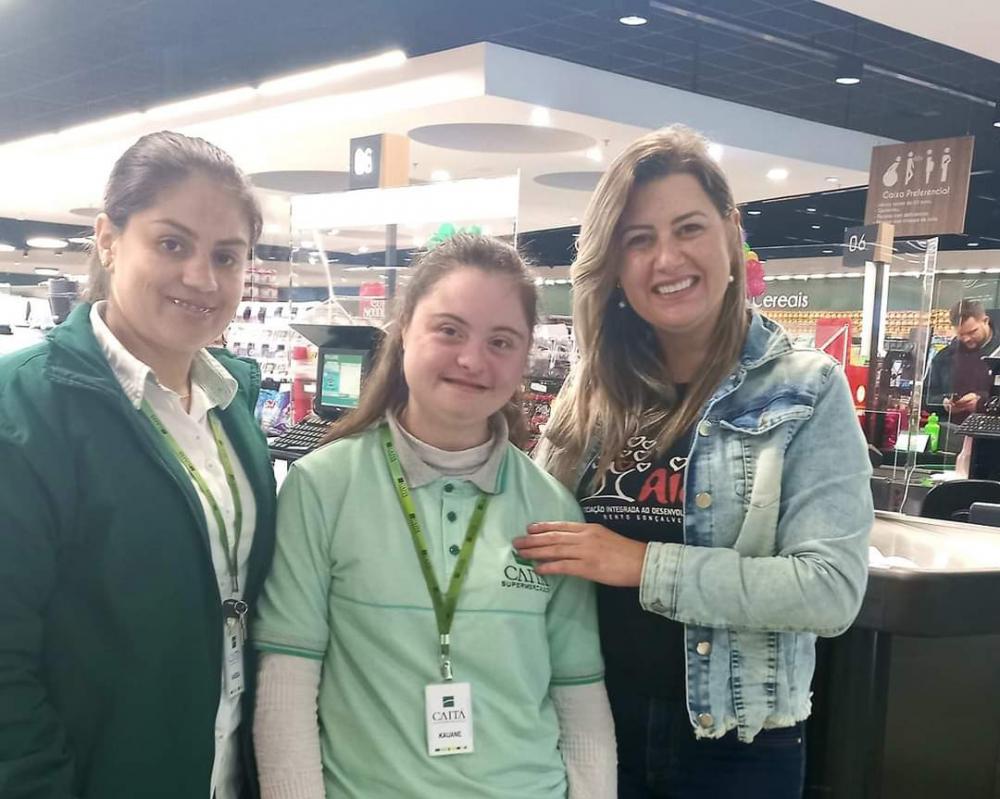 Kauane com sua colega de trabalho e a coordenadora da AIDD, Cinara Vielmo. Crédito: Arquivo pessoal 