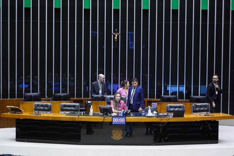 Câmara aprova urgência para projeto que retira possibilidade de crime ambiental por corte de árvore em locais com risco de acidente; acompanhe