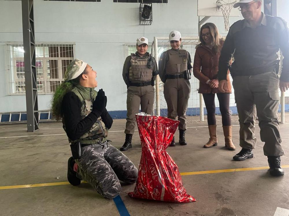 Menina Maria foi às lágrimas ao ver que seu presente era uma farda da Brigada Militar - Fotos: Brigada Militar