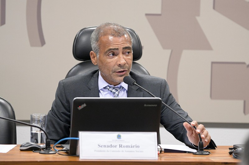 Proposta assegura ao trabalhador o direito de prestar mais assistência ao familiar com deficiência, defende Romário - Pedro França/Agência Senado