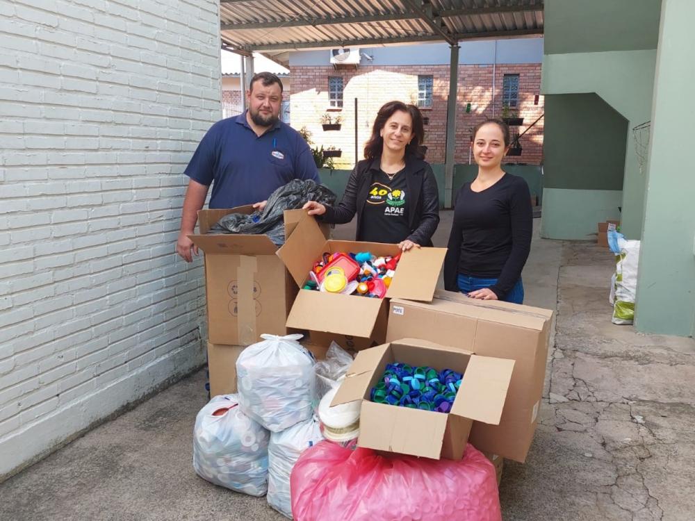 A entrega da última arrecadação de tampinhas foi realizada pela assistente ambiental Keli Chies Fusiger e o técnico ambiental Rafael Alexandre Janke. Crédito: Divulgação