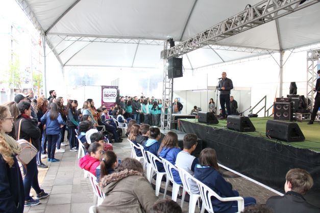 A cerimônia de entrega das medalhas ocorreu na manhã desta sexta-feira, 14, durante a programação da 37ª Feira do Livro de Bento Gonçalves. Crédito: Divulgação/Assessoria de Comunicação da Prefeitura 