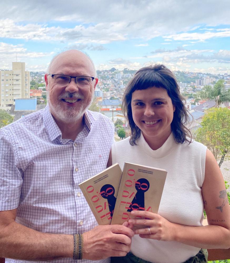 Pai e filha se uniram para escrever o romance 