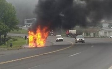 Chamas na cabine do veículo assustaram quem passava pela rodovia - Foto: Divulgação