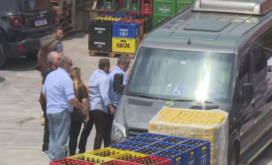 Tarcísio é retirado do prédio que visitava em Paraisópolis após tiroteio Foto: Reprodução TV Globo