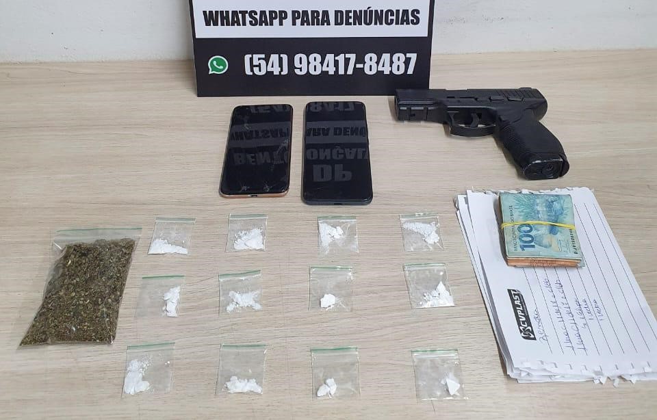 Além das drogas, celulares e dinheiro, três veículos foram apreendidos - Foto: Polícia Civil/Divulgação