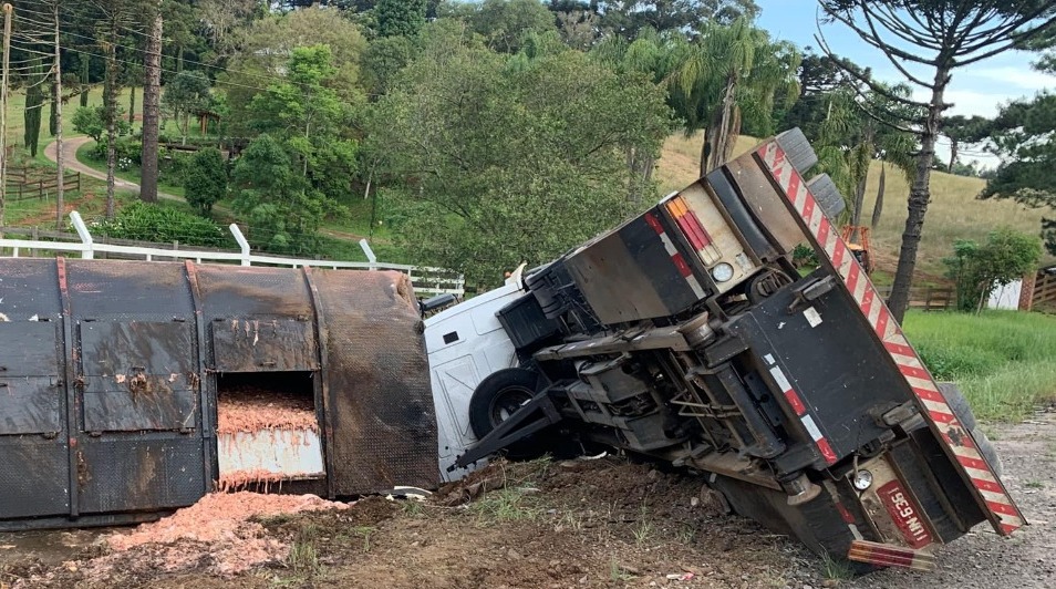 Motorista do caminhão tombado precisou de atendimento médico no hospital, mas passa bem - Fotos: Bruno Reinehr/Rádio Uirapuru/Divuklgação