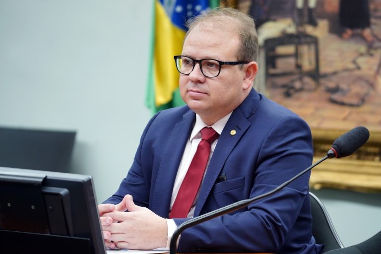 Deputado Luiz Carlos recomendou a aprovação do projeto - (Foto: Pablo Valadares/Câmara dos Deputados)