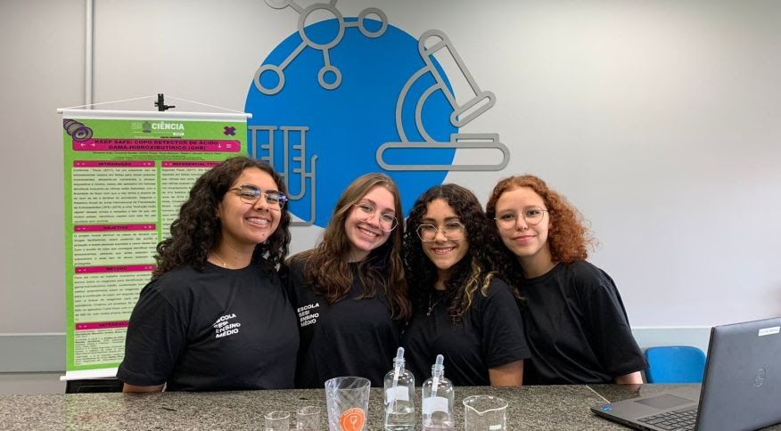 Estudantes gaúchas desenvolvem copo que muda de cor ao entrar em contato com droga conhecida como 'Boa Noite Cinderela'