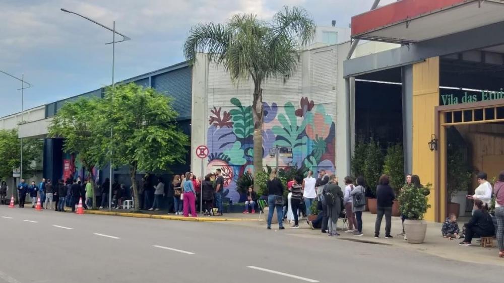 Consumidores de várias cidades fazem fila para aproveitar as ofertas do outlet da Tramontina