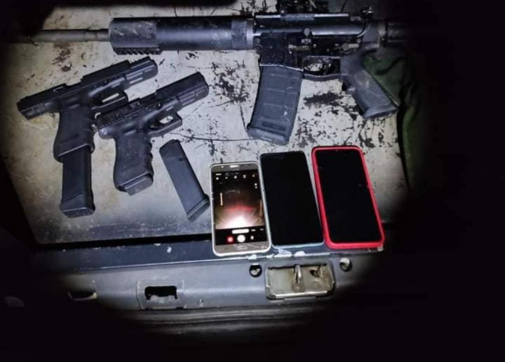 Armas foram apreendidas nos porta-malas dos veículos utilizados pelos criminosos - Fotos: Brigada Militar/Divulgação