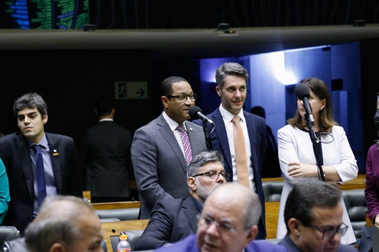 Joceval (ao microfone): 