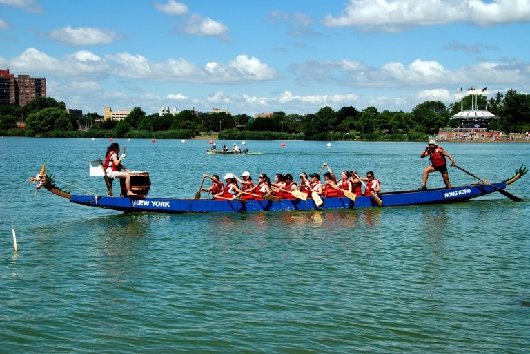 Mulheres praticam dragon boat - (Foto: Depositphotos)